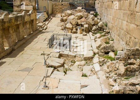 Aushub Bauschutt an der südlichen Wand theTemple Berg in Jerusalem mit einem Teil der südlichen Wand des antiken Tempels. Dies ist zu b Stockfoto