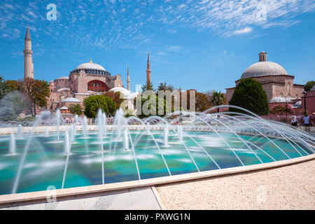 Istanbul, Türkei - 15 August, 2018: Die tagesansicht des berühmten der Welt Hagia Sophia Museum von Sultan Ahmet Park am 15. August 2018 in Istanbul, Türke Stockfoto