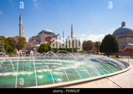 Istanbul, Türkei - 14 August, 2018: Die tagesansicht des berühmten der Welt Hagia Sophia Museum von Sultan Ahmet Park am 14. August 2018 in Istanbul, Türke Stockfoto