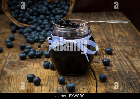 Hausgemachte Blaubeeren Marmelade im Glas Stockfoto