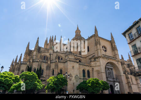 Spanien, Kastilien und Leon, Segovia, Dom gegen die Sonne Stockfoto