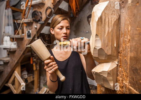 Bildhauerin schnitzen Holz- Abbildung Stockfoto