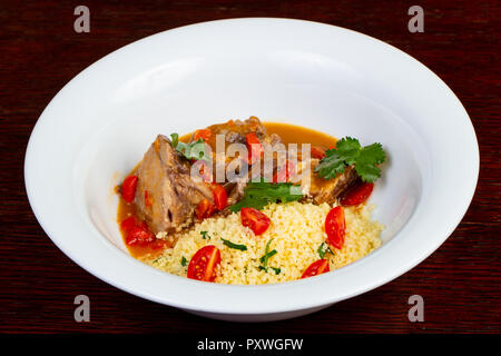 Lamm mit Couscous Koriander serviert. Stockfoto