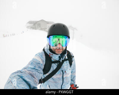 Italien, Modena, Cimone, Porträt der Mann, Skibrille und Helm im Dunst Stockfoto