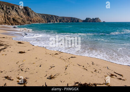 Meer wirbeln, den Strand in Wellen gegen die Klippen Felsen Wasser in die Luft zu Dusche in einem weißen Brunnen der Macht. Stockfoto