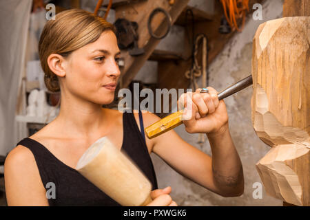 Bildhauerin schnitzen Holz- Abbildung Stockfoto