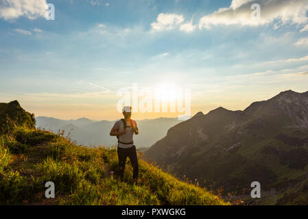 Deutschland, Bayern, Oberstdorf, Mann auf eine Wanderung in die Berge bei Sonnenuntergang Stockfoto