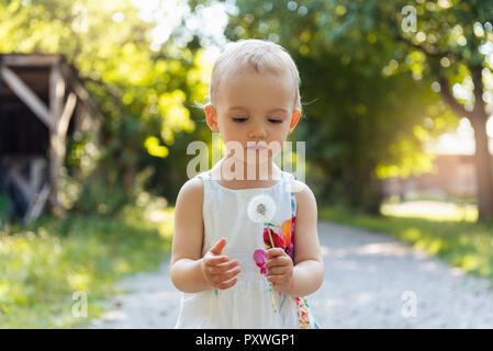 Süße kleine Mädchen, dass blowball im Freien Stockfoto