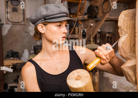 Bildhauerin schnitzen Holz- Abbildung Stockfoto