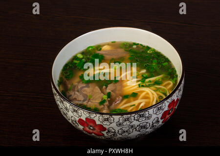 Asiatische Nudelsuppe mit Rindfleisch Stockfoto