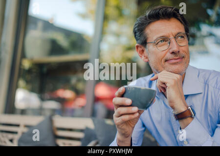 Reifen Geschäftsmann im Café sitzen, Kaffee trinken Stockfoto