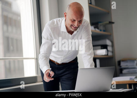 Engineer, der in seinem Büro, Videoanruf Stockfoto