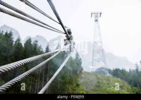 Deutschland, Bayern, Garmisch-Partenkirchen, Zugspitze, Stahl Seil der Seilbahn im Regen Stockfoto