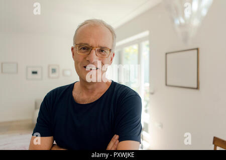 Porträt eines lächelnden reifer Mann zu Hause Stockfoto