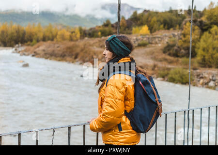 Spanien, Alquezar, junge Frau mit Rucksack auf Brücke Stockfoto