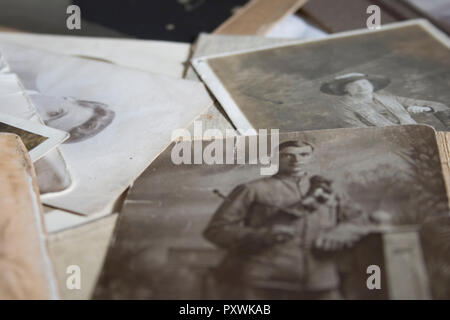 25/10/2018 eine Sammlung von alten Vintage Familie Fotos und Dokumente Stockfoto