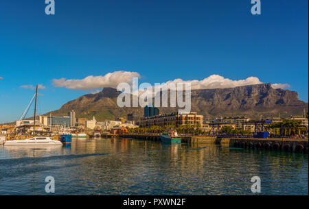 Einfarbig Schwarz und weiße Stadt und Landschaft Panoramablick auf den Tafelberg, Kapstadt, Südafrika, von der V&A Waterfront mit Boote gesehen Stockfoto