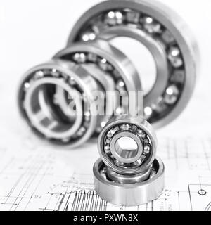 Qualitätskontrolle im modernen Maschinenbau - Technische Zeichnung und Kugellager auf weißem Hintergrund Stockfoto