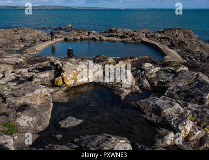 Ansicht der große Mann aus Gezeiten Meerwasserpool aus den natürlichen Felsen von den Klippen von Fowey, Cornwall, von Menschen übersehen. Stockfoto