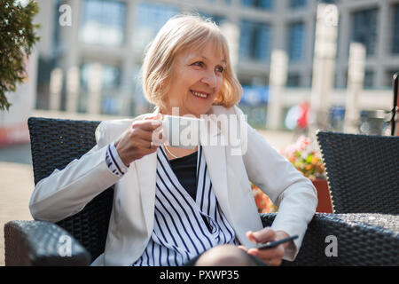 Senior Geschäftsfrau ist in Kaffeepause im Cafe. Stockfoto