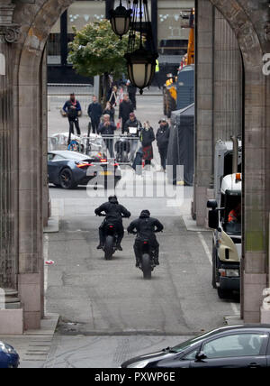 Dreharbeiten für ein Auto Verfolgungsjagd mit einem McLaren Sportwagen und Motorräder findet in Glasgow City Centre, für einen neuen schnellen und wütenden Franchise Film. Stockfoto