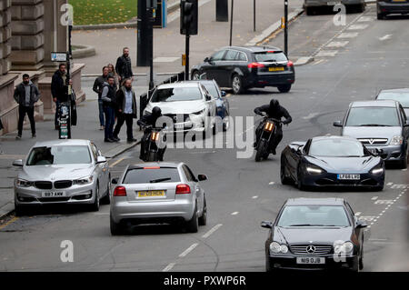 Dreharbeiten für ein Auto Verfolgungsjagd mit einem McLaren Sportwagen und Motorräder findet in Glasgow City Centre, für einen neuen schnellen und wütenden Franchise Film. Stockfoto