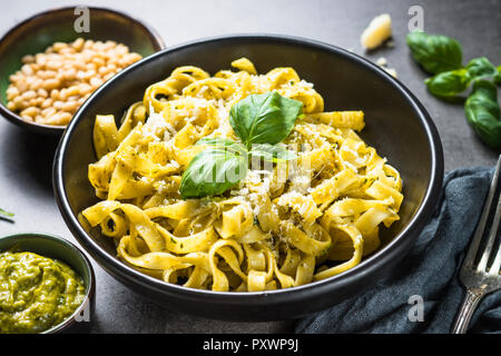Tagliatelle mit Pesto und Parmesan. Stockfoto