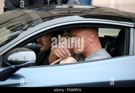 Ein stunt-Double für Schauspieler" der Rock'sitzt in einem McLaren Sportwagen mit einem Dummy, während der Dreharbeiten in Glasgow City Centre für einen neuen schnellen und wütenden Franchise Film. Stockfoto