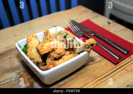 Eine Schüssel mit Huhn hühnerfiletstreifen als Starter in ein Restaurant setzen Stockfoto