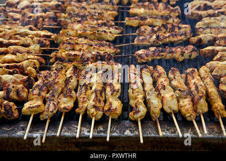 Griechische souvlaki. Köstliche traditionelle Gerichte aus Fleisch von Huhn Kochen auf großer Grill. Stockfoto