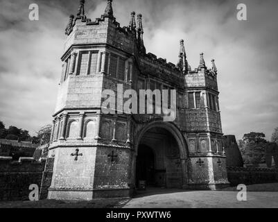 Schwarze und weiße Weiten gewinkelt, Nach oben, Bild des großen Doppel überragte, gotischen Stil, Stein gewölbte Eingangstor zu Lanhydrock House in Cornwall. Stockfoto