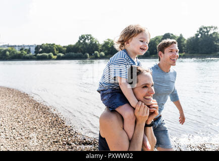 Happy Family wandern im Riverside an einem schönen Sommertag Stockfoto