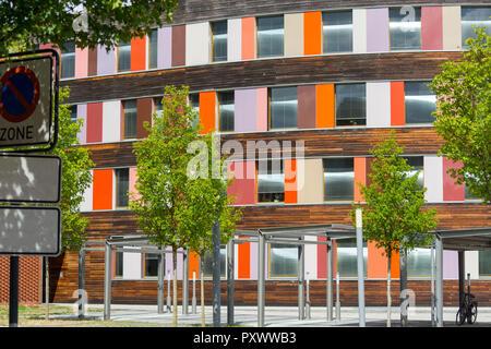 Umwelt und bunte Fassade des Umweltbundesamtes in Dessau Stockfoto