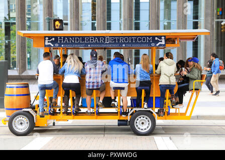 Detroit's erste Pedal powered Bar, Lenker Detroit, Führungen durch die Innenstadt, in Michigan, USA Stockfoto