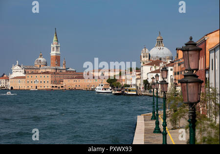 Der Blick entlang der Ufer des Canale della Giudecca in Richtung Insel Kloster San Giorgio Maggiore in der Lagune von Venedig. Stockfoto