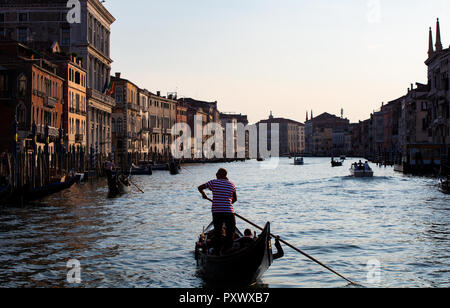 Eine Gondel und gondoliere am Grand Canal in der Nähe der Rialtobrücke in Venedig. Stockfoto