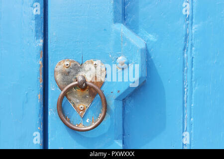 Detail der alte blaue Tür mit Herz Backplate für den Einsatz als valentine Karte oder Vorlage mit Kopie Raum Stockfoto