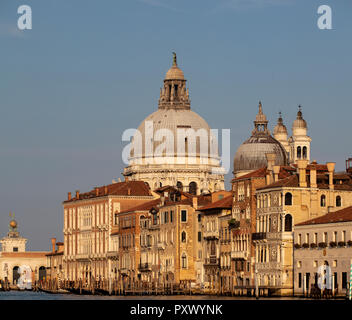 Ein Blick entlang des Canal Grande in Venedig auf dem Weg zur Kuppel der Basilika von Santa Maria della Salute, mit Venezianischen Paläste säumen den Kanal Seiten. Stockfoto