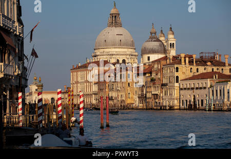 Mit Blick auf die Basilika von Santa Maria della Salute und den Canal Grande in Venedig am frühen Abend. Stockfoto