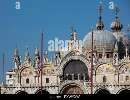 Oberen Teil der Fassade der Basilika St Marks an der Piazza San Marco in Venedig. Stockfoto