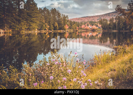 Langer See, Adirondacks, NY, im Fall von leuchtend buntes Laub umgeben Stockfoto