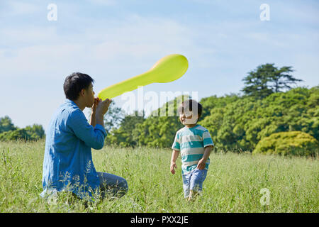 Japanische Vater und Sohn im Park Stockfoto