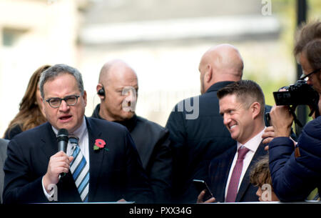 Ezra Levant (Kanadischer Aktivist und Sender) erscheint withTommy Robinson (ganz rechts Aktivist- name Stephen Yaxley-Lennon) außerhalb der alten Kaution Stockfoto