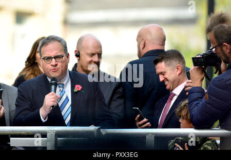 Ezra Levant (Kanadischer Aktivist und Sender) erscheint withTommy Robinson (ganz rechts Aktivist- name Stephen Yaxley-Lennon) außerhalb der alten Kaution Stockfoto