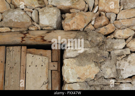 Die Details einer hölzernen Tür und gemeinsame einer Zuflucht für Tiere aus Stein Trockenbau in den Barranco de la Hoz Seca Canyon, Zaragoza, Spanien Stockfoto