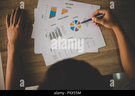 Geschäftsmann Holding und Analyse investment Plan arbeiten im Büro. Business arbeiten Konzept. Stockfoto