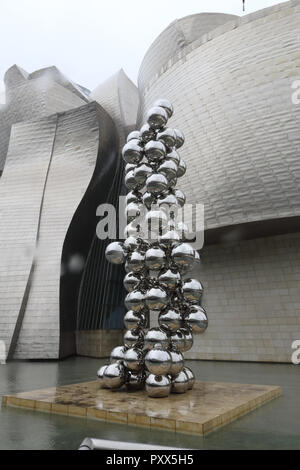 Die hohen Baum und das Auge Skulptur von Anish Kapoor Neben dem Guggenheim Museum in Bilbao, Baskenland, Spanien, während eines regnerischen und bewölkten Tag Stockfoto