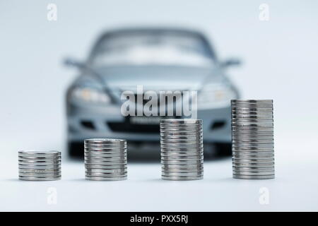 Münze Stapel vor dem Auto Stockfoto