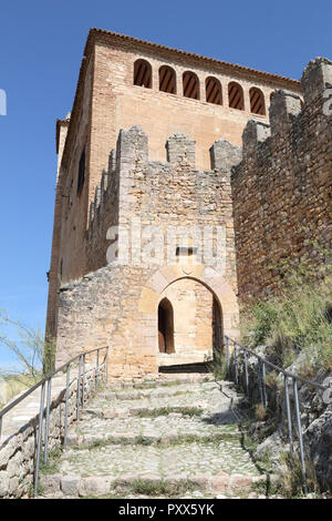 Die Treppe Eingang des Romanischen Colegiata de Santa Maria la Mayor Burg und Abtei während eines Sommers in Alquezar, Region Aragón, Spanien. Stockfoto