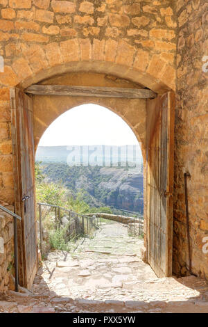 Die Treppe Eingang des Romanischen Colegiata de Santa Maria la Mayor Burg und Abtei während eines Sommers in Alquezar, Region Aragón, Spanien. Stockfoto